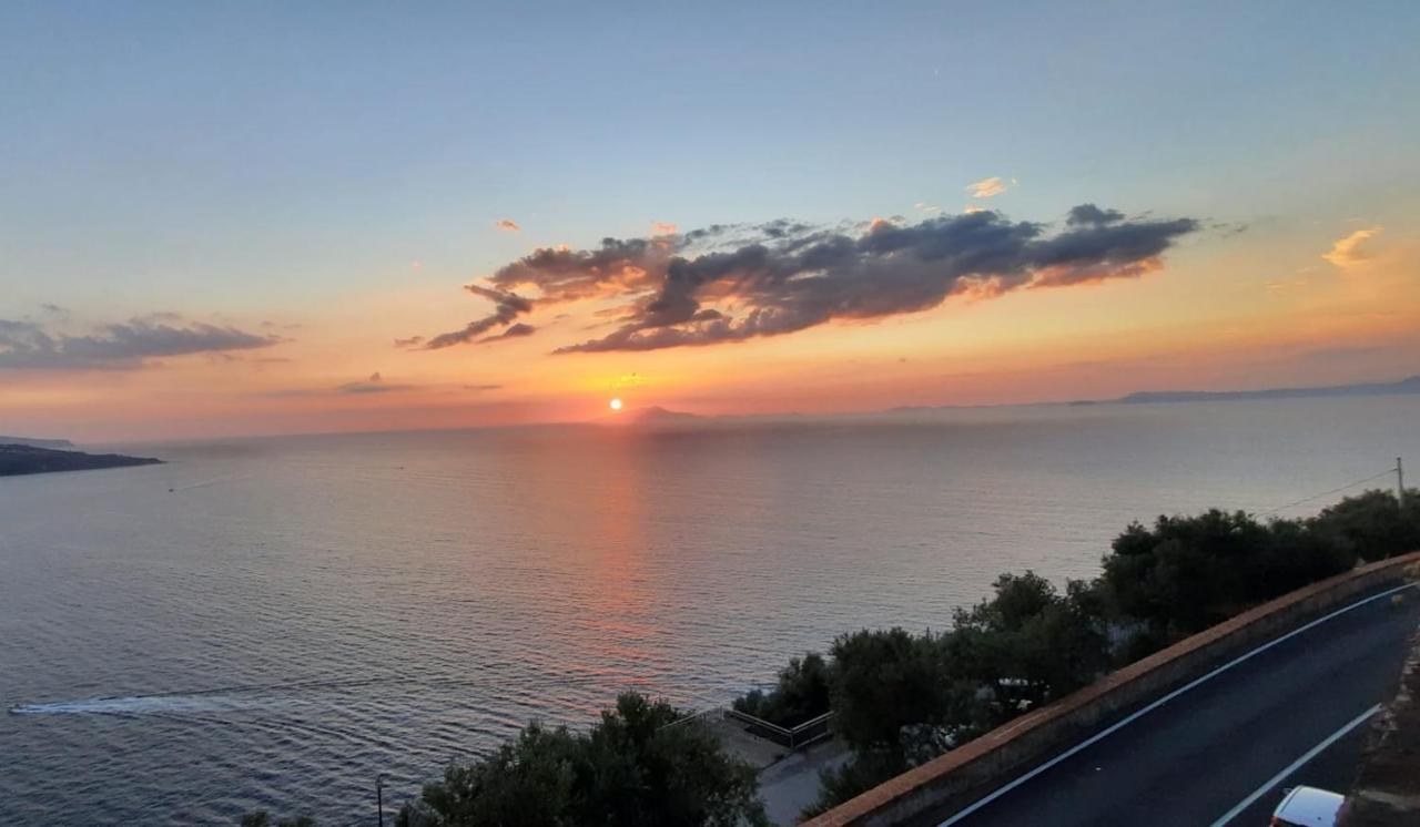 Апартаменты Bella Vista House-Sorrento Coast - Free Parking-Solarium Вико-Экуенсе Экстерьер фото
